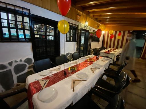 mesa grande de restaurante preparada para comer